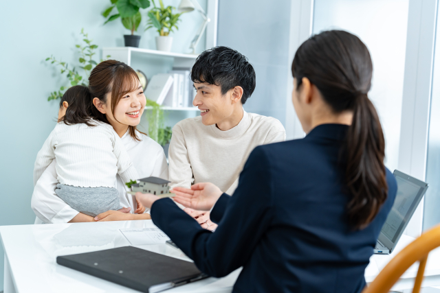 育児の相談を受ける児童相談所の職員