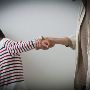 子供が家出を繰り返す原因はなに？家出を防ぐための対処法を解説