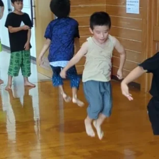 ◆不登校と自己肯定感 – 日本の教育システムに求められる変革とは? 教師や教育者ができるサポート